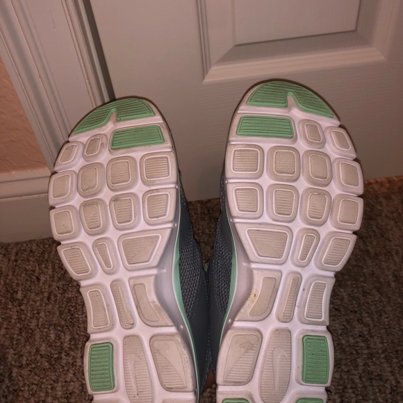 Nike Gray and Teal Running Shoes Sneakers - Picture 6 of 6